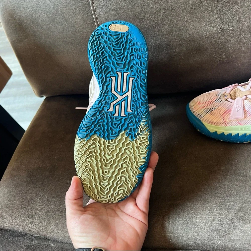 Nike Kyrie 7 1‎ World 1 People Regal Pink Youth 4.5